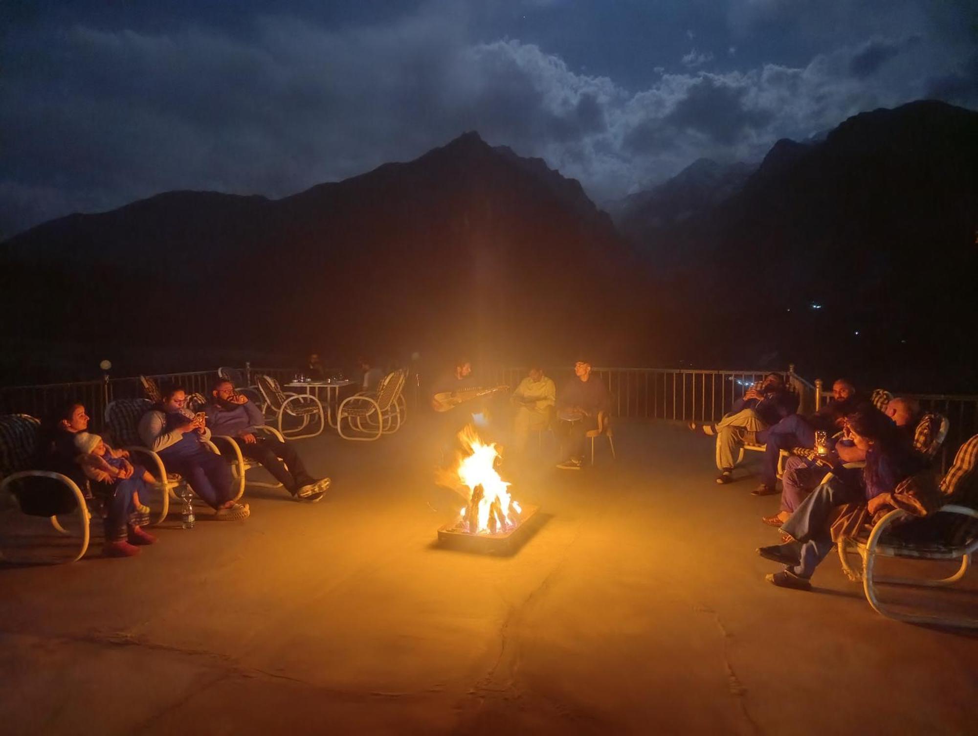 Отель Hunza Lounge Karimabad  Экстерьер фото